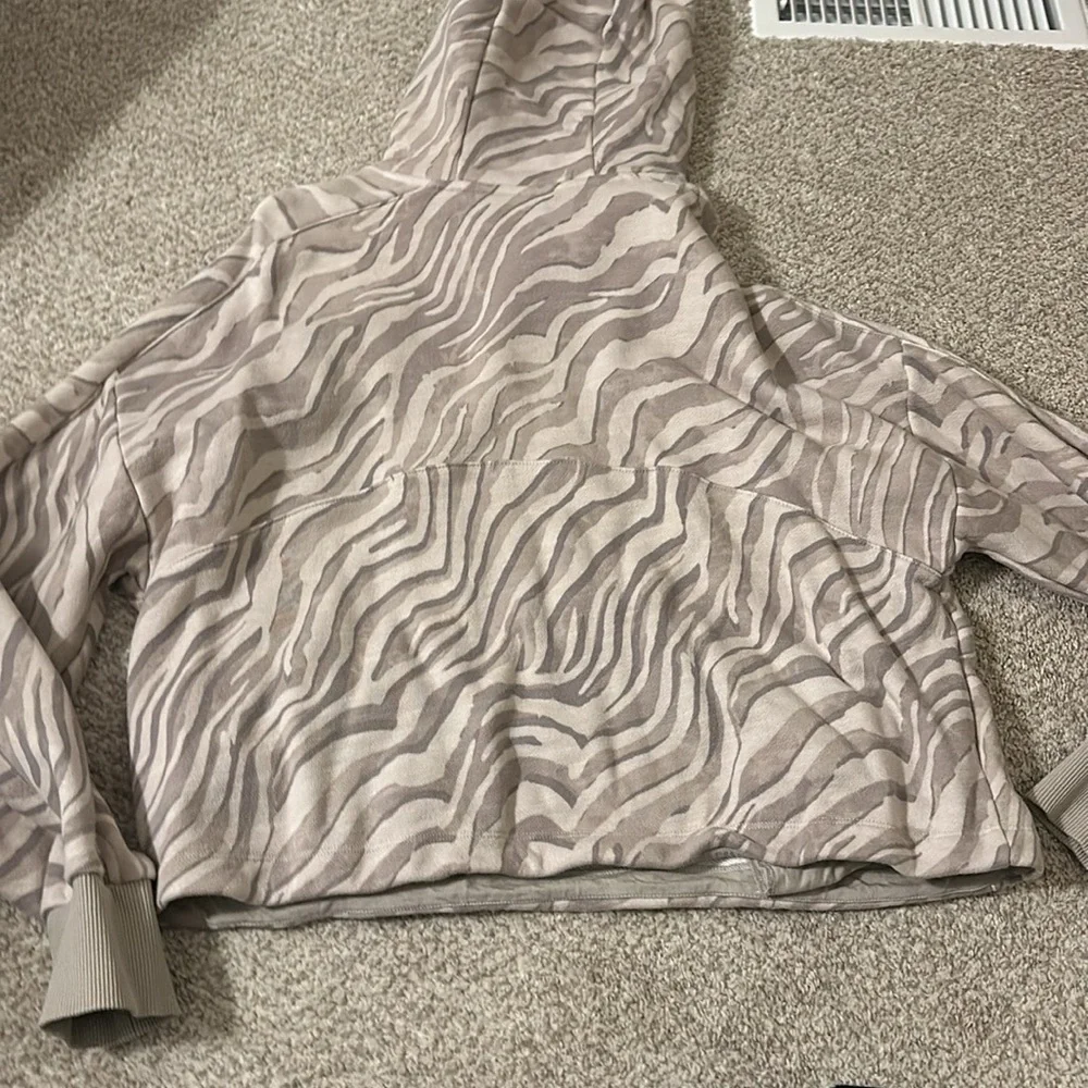 Sweaty Betty Cropped Hoodie in Ivory Tiger Print Medium - Picture 7 of 9